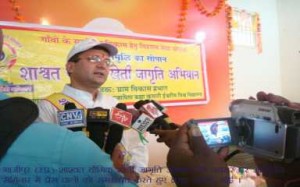 Ghazipur (U.P.)-Bro. BK Dipendra Explaining about Yogik Kheti Jagriti Abhiyan to Electronic Media Persons of Different News Channel.
